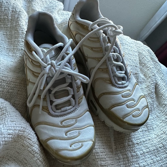 NIKE AIR MAX PLUS WHITE/GOLD - Picture 6 of 8